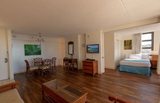 Foto 2 - Beautifully Renovated 32nd Floor Deluxe Ocean View Waikiki Condo by Koko Resort Vacation Rentals