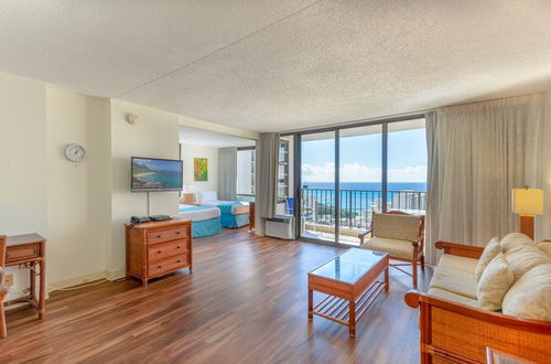 Foto 9 - Beautifully Renovated 32nd Floor Deluxe Ocean View Waikiki Condo by Koko Resort Vacation Rentals