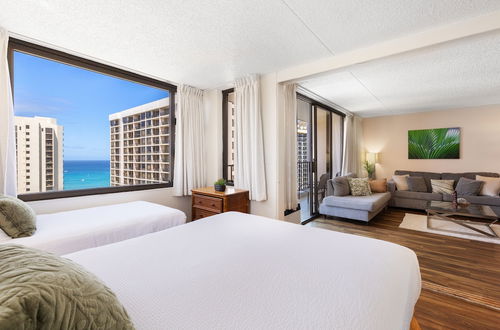 Foto 6 - Beautifully Renovated 32nd Floor Deluxe Ocean View Waikiki Condo by Koko Resort Vacation Rentals