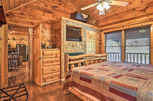 Foto 14 - Smoky Mountain Cabin w/ Game Room & Hot Tub
