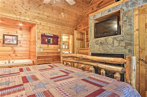 Photo 5 - Smoky Mountain Cabin w/ Game Room & Hot Tub