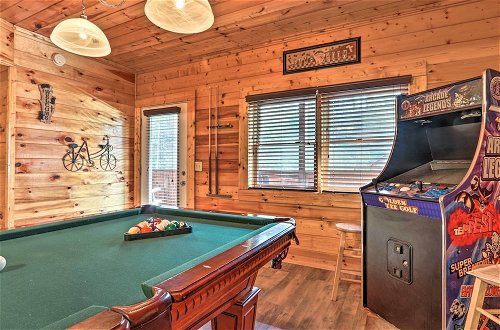 Foto 13 - Smoky Mountain Cabin w/ Game Room & Hot Tub