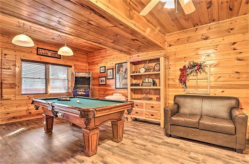 Foto 27 - Smoky Mountain Cabin w/ Game Room & Hot Tub