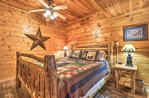 Foto 11 - Smoky Mountain Cabin w/ Game Room & Hot Tub