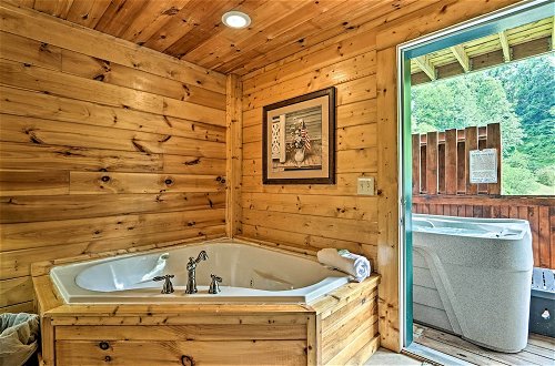 Foto 28 - Smoky Mountain Cabin w/ Game Room & Hot Tub