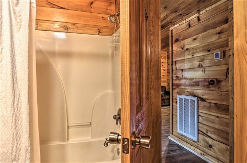 Foto 2 - Smoky Mountain Cabin w/ Game Room & Hot Tub