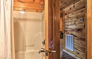 Foto 2 - Smoky Mountain Cabin w/ Game Room & Hot Tub