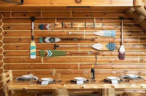 Foto 6 - Luxe Riverfront Lodge by Torch Lake With Kayaks
