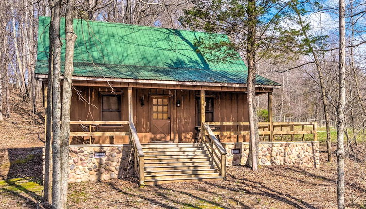 Foto 1 - Quaint 'lakeside' Cabin w/ Pond & Fire Pit