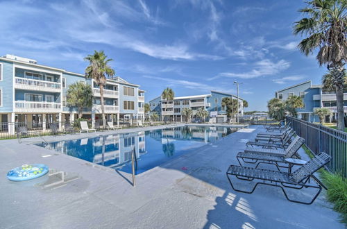 Photo 10 - Gulf Shores Condo: Private Balcony & Beach Views