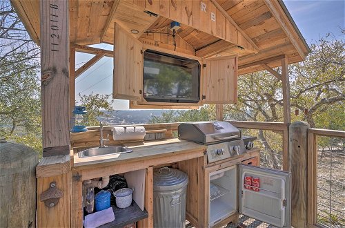 Foto 5 - Kerrville Converted Barn Tiny Home w/ Kayaks