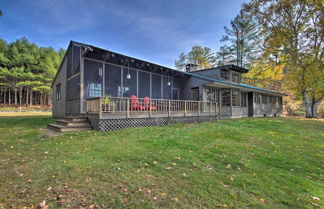 Foto 1 - Peaceful Lakefront Escape With Deck and Kayaks