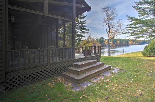 Foto 10 - Peaceful Lakefront Escape With Deck and Kayaks