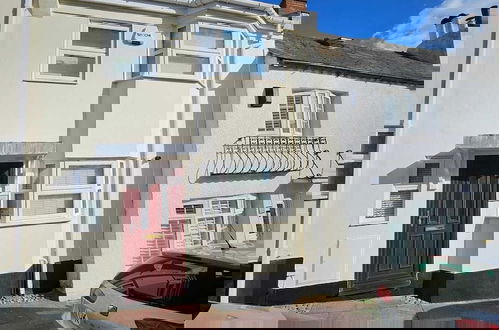 Foto 13 - Modern Mews House with Free Parking | By Huluki Sussex Stays