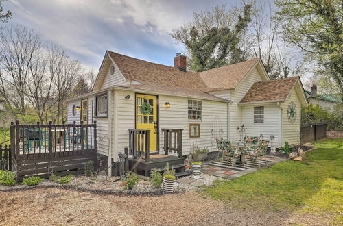 Foto 1 - Stylish Asheville Home w/ Backyard & Fire Pit