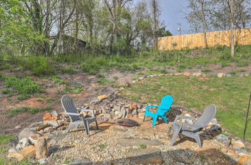 Foto 17 - Stylish Asheville Home w/ Backyard & Fire Pit