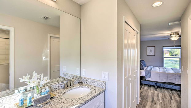 Sun-dappled Home, 8 Mi to Fisherman's Village - Photo 4