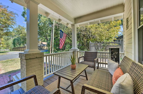 Foto 7 - Charming Charlotte Abode w/ Deck & Fire Pit