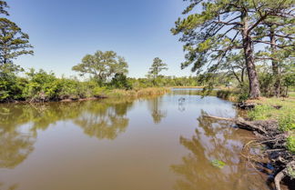 Foto 2 - Riverfront Magnolia Springs Cabin Rental w/ Grill