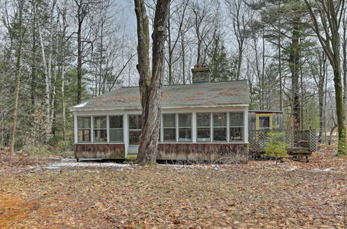 Foto 3 - East Otis Reservoir Cabin w/ Porch - Walk to Lake