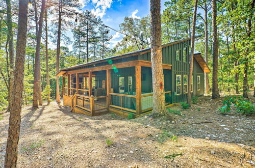 Foto 34 - Chic Broken Bow Cabin With Hot Tub & Gas Grill