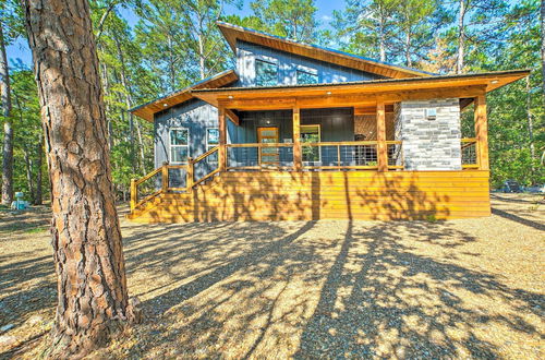 Photo 16 - Chic Broken Bow Cabin With Hot Tub & Gas Grill