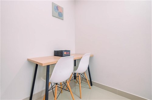 Photo 6 - Minimalist Studio Room At Evenciio Margonda Apartment