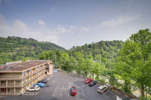 Foto 16 - Stylish Gatlinburg Condo w/ Pool: Walk Downtown