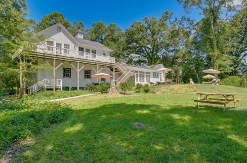 Foto 18 - Spacious Durham Home w/ Fire Pit & Hot Tub