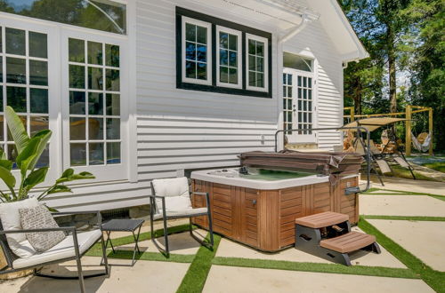 Foto 11 - Spacious Durham Home w/ Fire Pit & Hot Tub