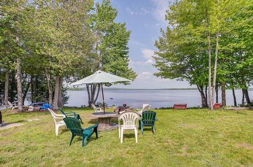 Foto 16 - Peaceful Lakefront Cabin Getaway: Dock, Fire Pit