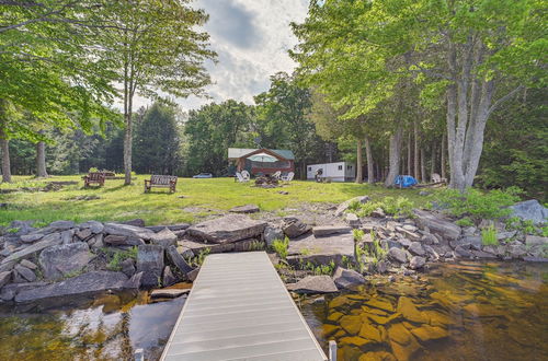 Foto 22 - Peaceful Lakefront Cabin Getaway: Dock, Fire Pit