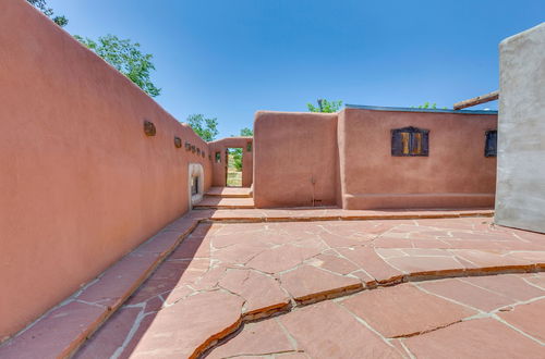 Foto 7 - Beautiful Historic Adobe Home ~ 3 Mi to Taos Plaza