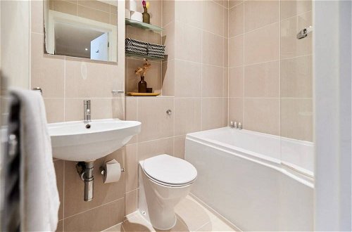 Foto 18 - The London Classic - Captivating 2bdr Flat With Garden