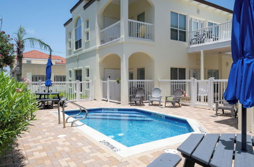 Photo 1 - Spacious & Beachfront w Pool, hot tub & Sundeck