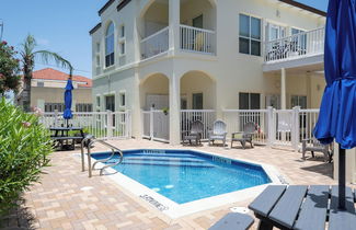 Foto 1 - Spacious Ground Floor Condo With Semi-private Pool, 1 Block to Beach