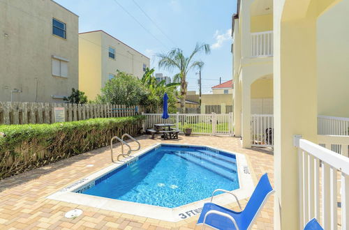 Foto 17 - Large Condo Close to Beach With Semi-private Pool