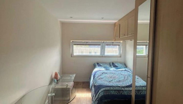 Photo 1 - Modern 1BD Flat - 5 min Walk to Battersea Park