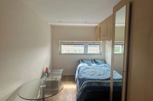 Photo 1 - Modern 1BD Flat - 5 min Walk to Battersea Park