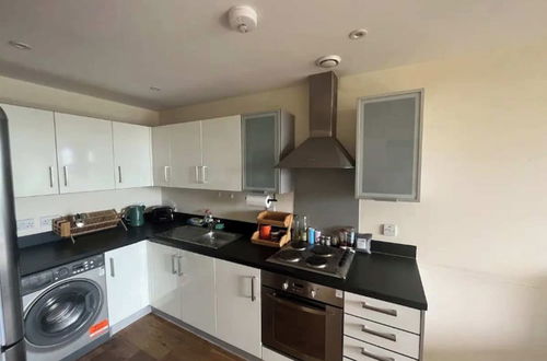 Foto 6 - Modern 1BD Flat - 5 min Walk to Battersea Park