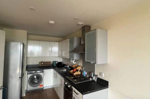 Foto 5 - Modern 1BD Flat - 5 min Walk to Battersea Park