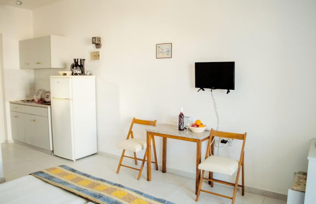 Lefteris Insta-worthy Studio With Balcony - Photo 7