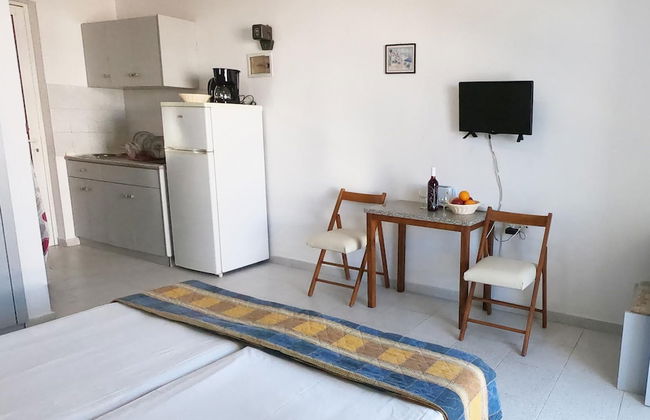 Lefteris Insta-worthy Studio With Balcony - Photo 5