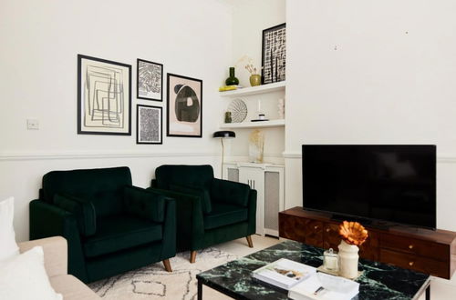 Photo 12 - The London Maisonette - Alluring 3bdr Flat With Garden