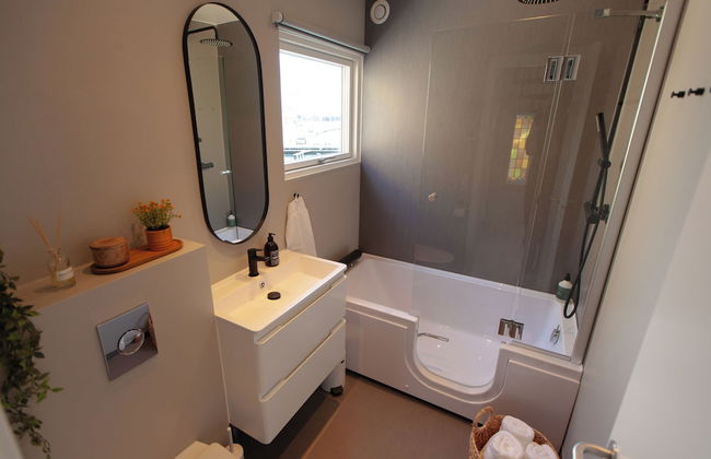 Stunning Marina View - Brand New - City Center - Photo 34