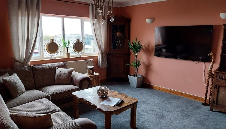 Photo 1 - 3-bed Apartment in Lowestoft With sea Views