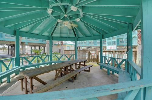 Foto 13 - Vibrant Gulf Shores Getaway w/ Pool & Beach Access