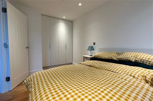 Photo 3 - Modern & Stylish 1 Bedroom Flat