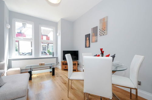 Photo 8 - Charming 5 Star 3 Bed London Flat, Garden, Parking