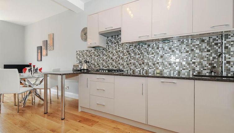 Foto 1 - Charming 5 Star 3 Bed London Flat, Garden, Parking